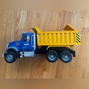Bruder 02815 Mack Granite Dump Truck